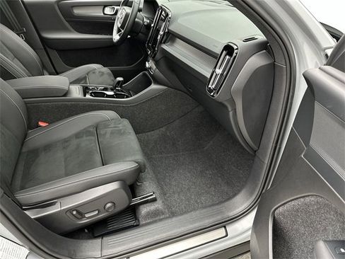 Certified 2025 Volvo XC40 B5 Plus image 25