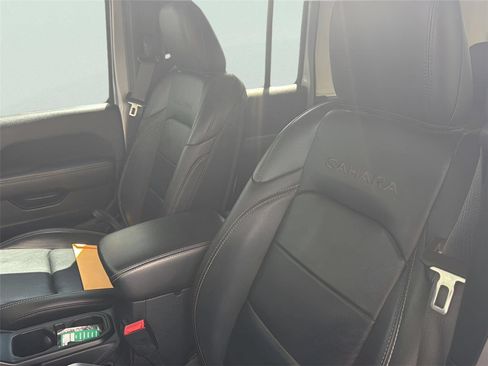 Used 2018 Jeep Wrangler Unlimited Sahara AWD/4WD image 5