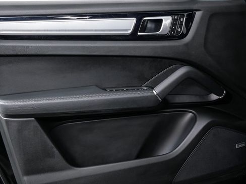 Used 2022 Porsche Cayenne image 6