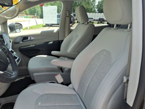Used 2017 Chrysler Pacifica Touring Plus FWD image 4