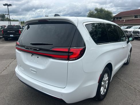 New 2027 Chrysler Pacifica Select FWD image 5