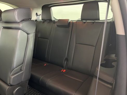 Used 2025 Toyota Highlander XLE image 16