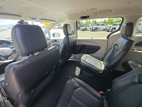 Used 2024 Chrysler Pacifica Touring-L FWD image 15