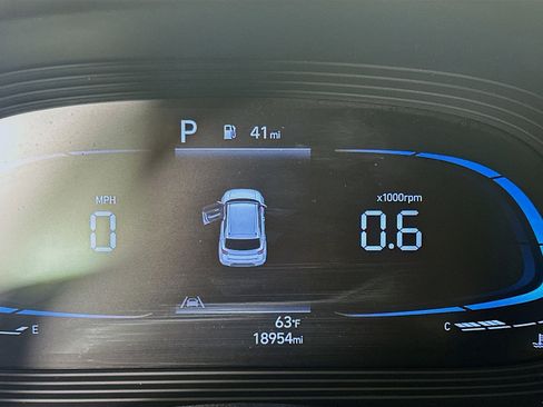 Used 2024 Hyundai Venue SEL image 18