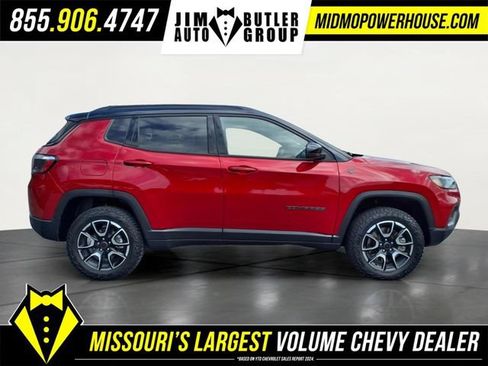 Used 2025 Jeep Compass Trailhawk AWD/4WD image 2