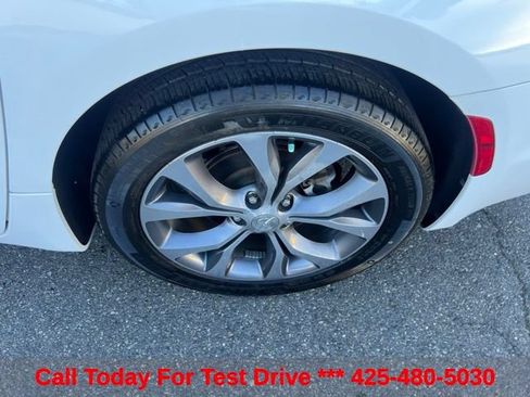 Used 2017 Chrysler Pacifica Limited w/ Tire & Wheel Group FWD image 11