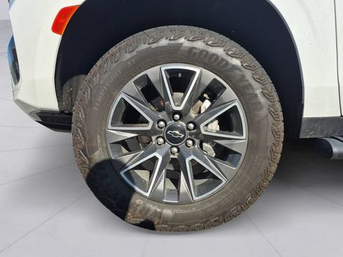 Used 2024 Chevrolet Tahoe Z71 w/ Luxury Package AWD/4WD image 9