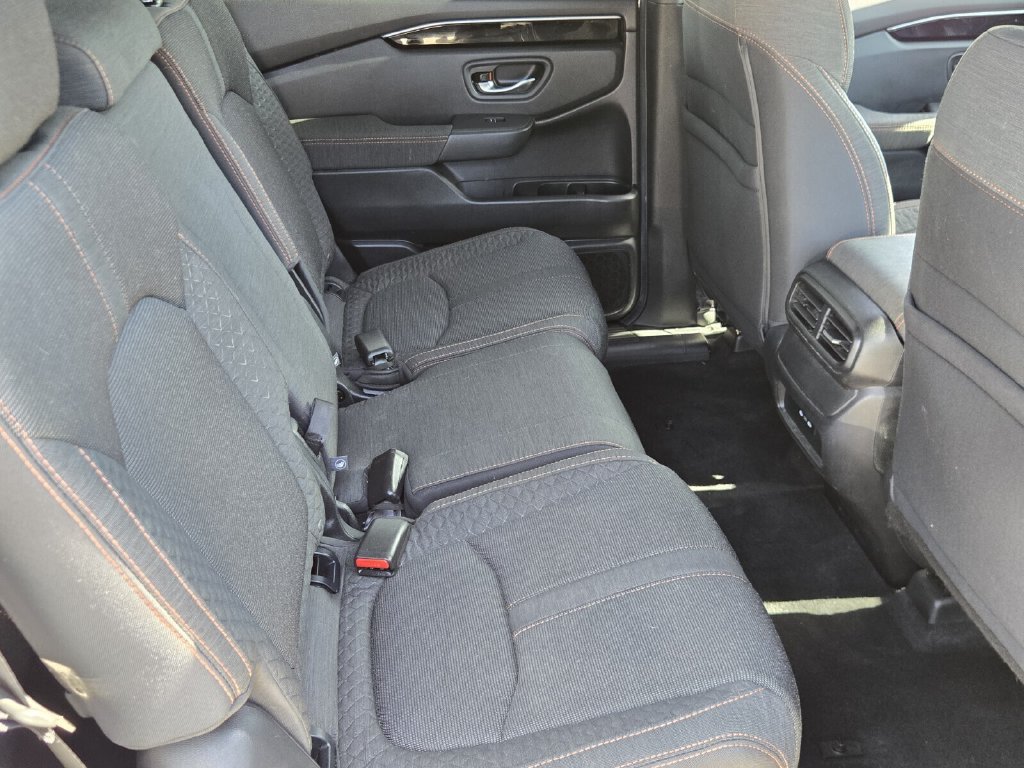 Used 2025 Honda Pilot Sport image 19