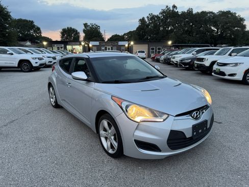 Used 2014 Hyundai Veloster image 2