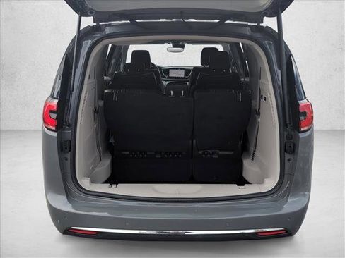 Used 2022 Chrysler Pacifica Limited image 7