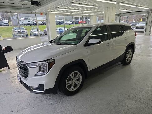Certified 2022 GMC Terrain SLE image 2