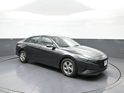 Certified 2021 Hyundai Elantra SE FWD image 4