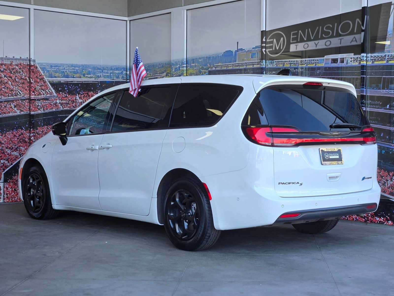 Used 2024 Chrysler Pacifica Limited FWD image 6