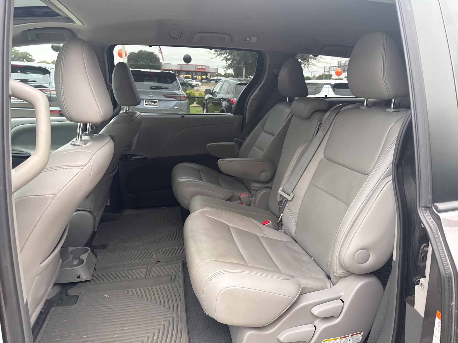 Used 2015 Toyota Sienna XLE w/ XLE Navigation Package FWD image 5