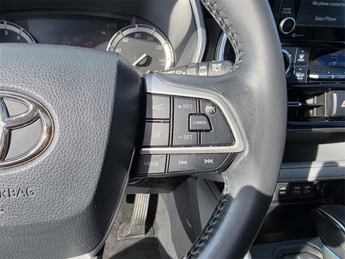 Used 2022 Toyota Highlander XLE image 18