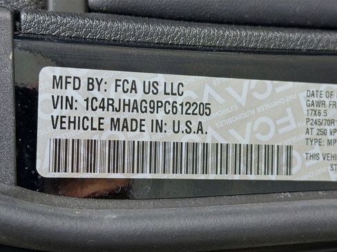 Used 2023 Jeep Grand Cherokee Laredo image 30