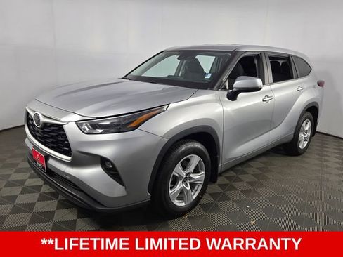 Used 2024 Toyota Highlander LE image 3