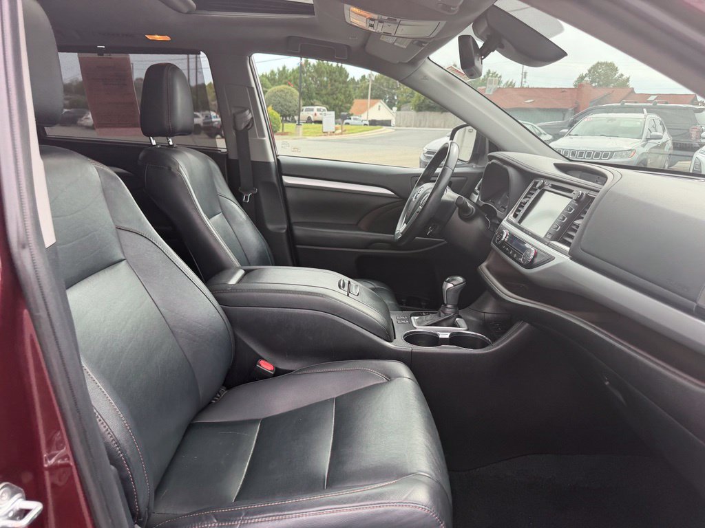 Used 2019 Toyota Highlander XLE FWD image 32