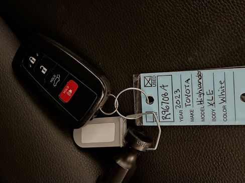 Used 2023 Toyota Highlander XLE FWD image 36