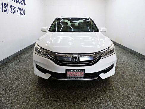 Used 2017 Honda Accord Touring image 3