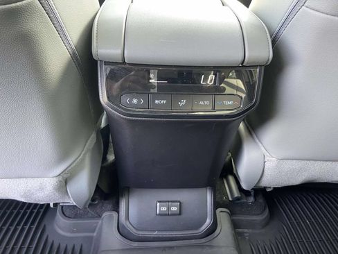 Used 2025 Toyota Highlander XLE AWD/4WD image 20