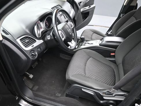 Used 2017 Dodge Journey SE w/ Flexible Seating Group image 9