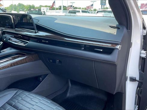 Used 2024 Cadillac Escalade Sport Platinum w/ LPO, ONYX Package AWD/4WD image 17