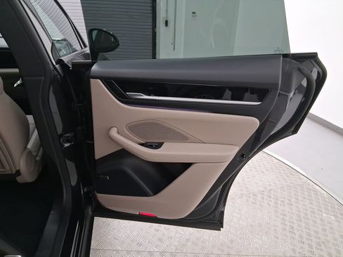 Certified 2025 Porsche Macan Electric image 40