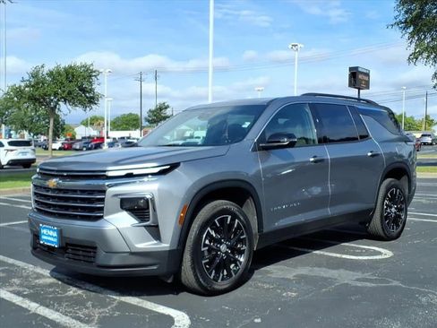 Used 2025 Chevrolet Traverse LT w/ Sun and Wheel Package FWD image 11