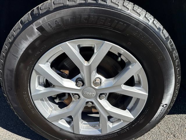 Used 2023 Jeep Grand Cherokee L Limited w/ Luxury Tech Group II AWD/4WD image 8