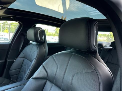 Used 2023 BMW 740i w/ Parking Assistance Package RWD image 16