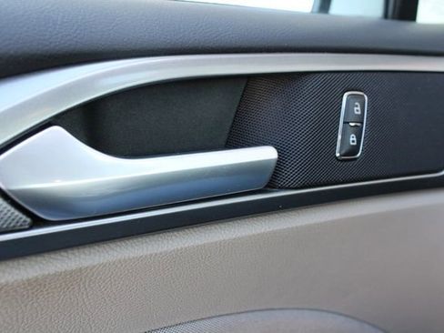 Used 2017 Ford Fusion SE w/ Fusion SE Technology Package image 6