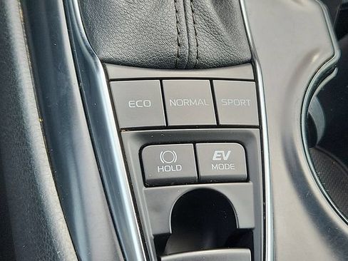 Used 2020 Toyota Camry SE w/ Sunroof Package FWD image 25