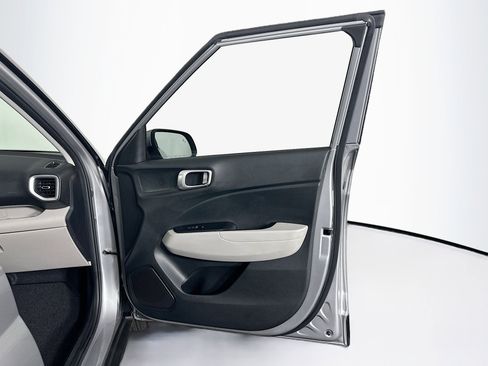 Used 2024 Hyundai Venue SEL image 31