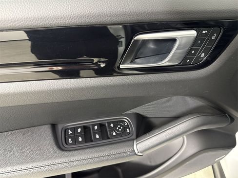 Certified 2023 Porsche Cayenne Platinum Edition image 34