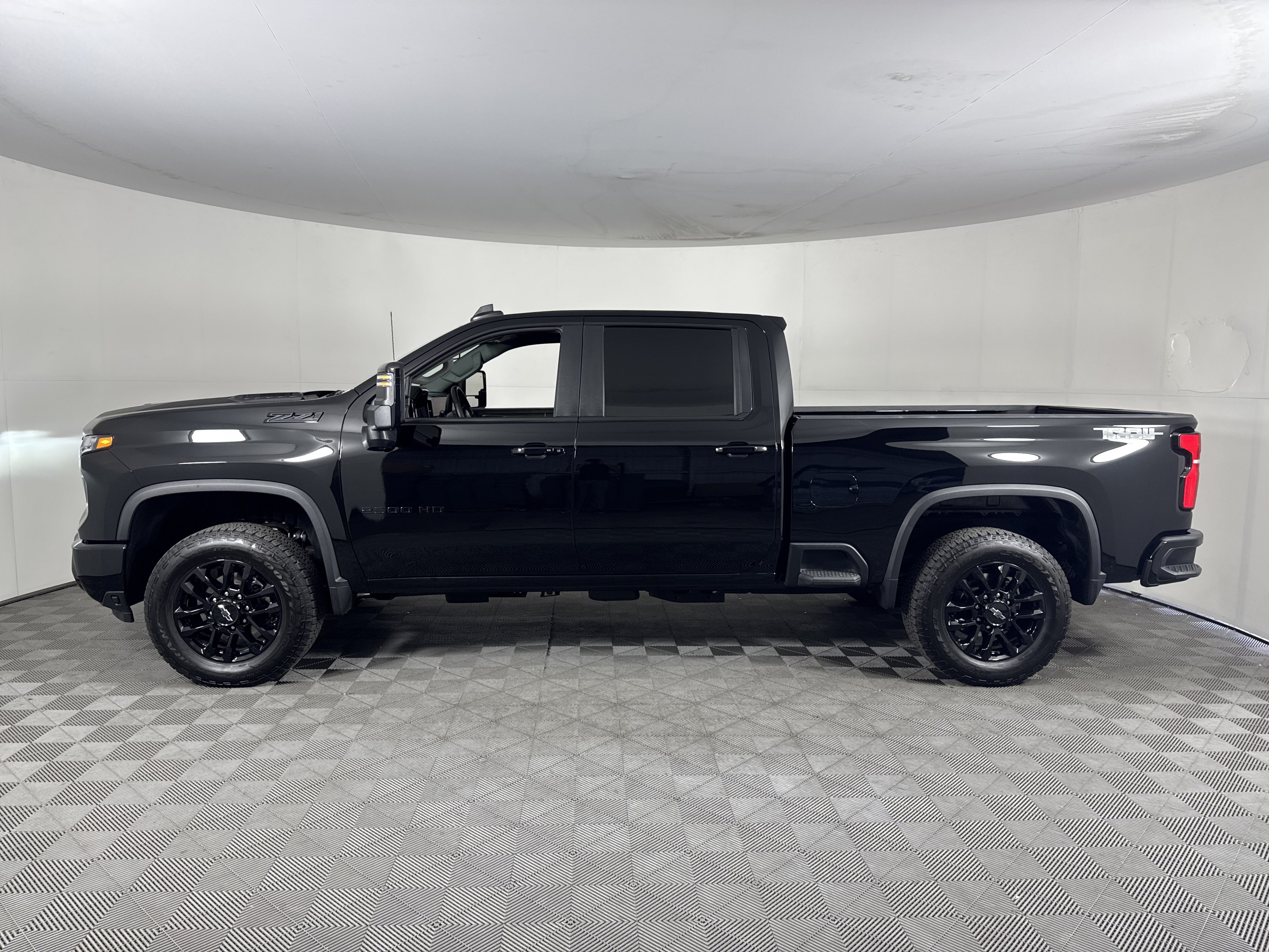 Used 2025 Chevrolet Silverado 2500 LT w/ Trail Boss Package AWD/4WD image 8