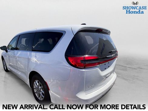 Used 2024 Chrysler Pacifica Touring FWD image 4