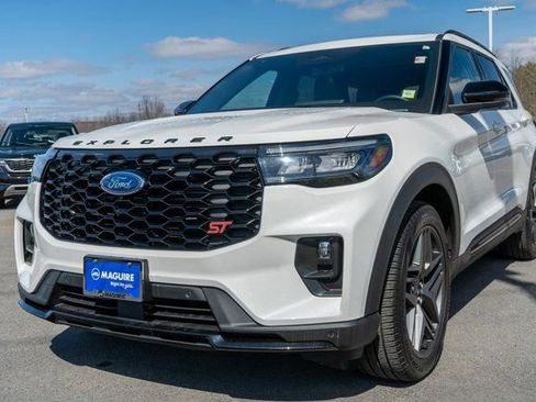 Used 2025 Ford Explorer ST AWD/4WD image 2