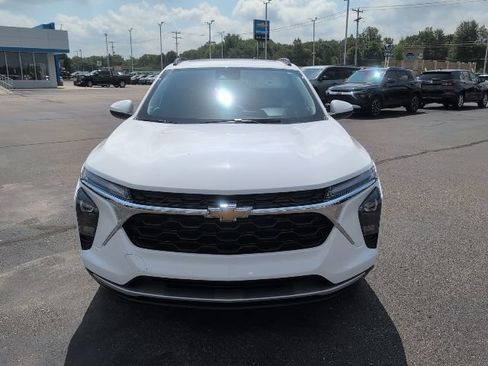 Used 2024 Chevrolet Trax LT w/ Sunroof Package FWD image 12