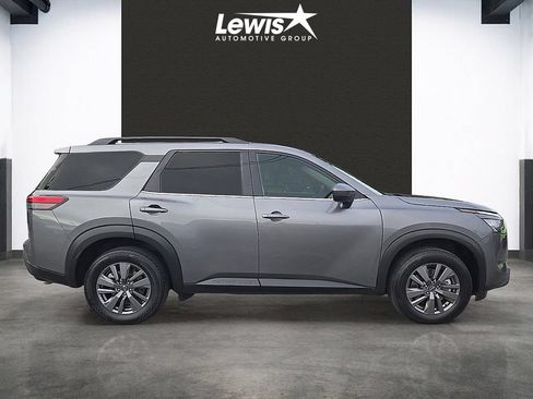 Used 2024 Nissan Pathfinder SV FWD image 5