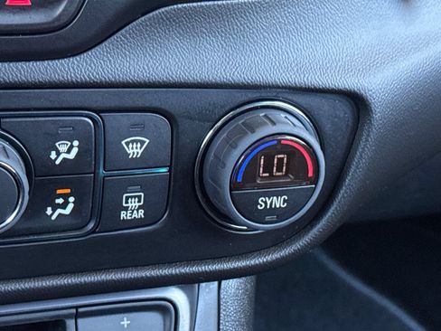 Used 2023 GMC Terrain AT4 AWD/4WD image 29