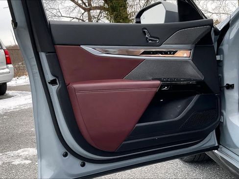 Certified 2023 BMW 740i image 23