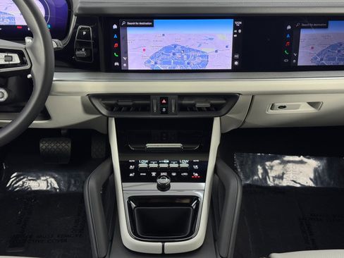 Used 2024 Porsche Cayenne w/ Technology Package image 25