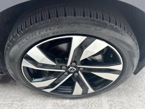 Used 2024 Volvo XC40 B5 Plus w/ Protection Package Premier AWD/4WD image 4