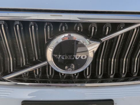 Used 2025 Volvo XC40 B5 Plus image 12