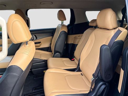 Used 2022 Kia Carnival LX image 25