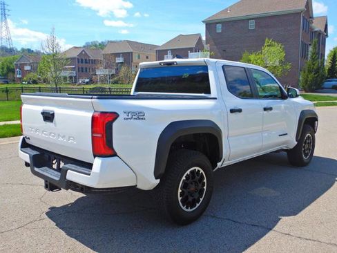 Used 2024 Toyota Tacoma TRD Off-Road AWD/4WD image 5
