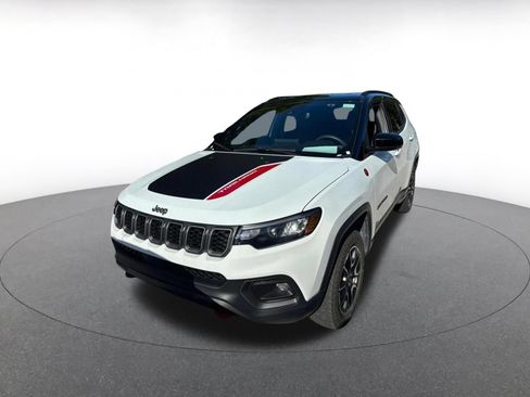 Used 2025 Jeep Compass Trailhawk AWD/4WD image 9