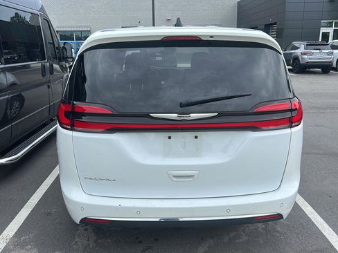 Used 2023 Chrysler Pacifica Touring-L FWD image 7