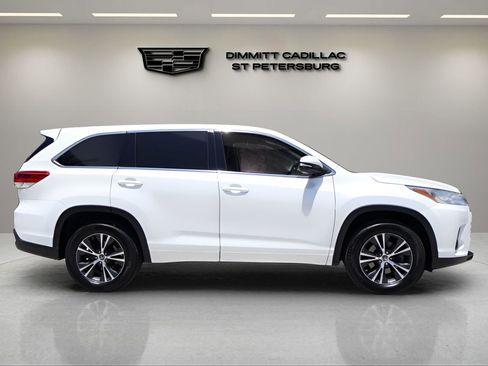 Used 2018 Toyota Highlander LE FWD image 6